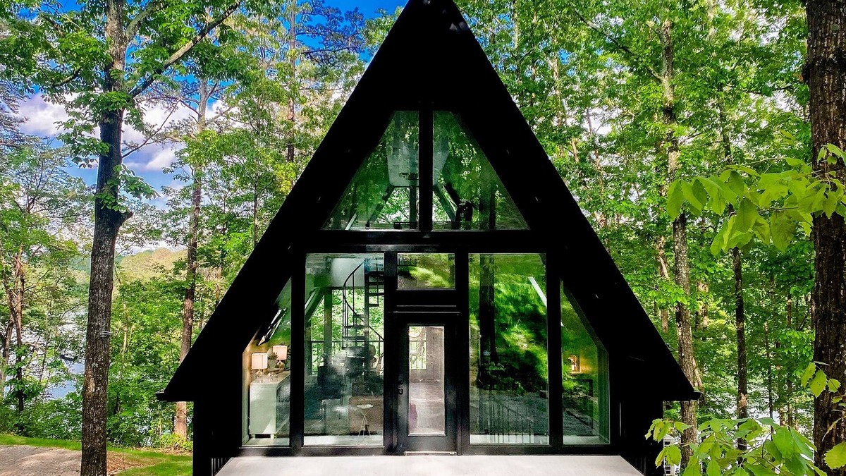 Phil Campbell Cabin | Lakeside 2BR Retreat Surrounded by Woods in Phil Campbell, AL