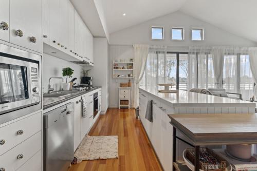 Sanctuary Lakes House | Lakeside 3-Bed Family Home with Amazing Views