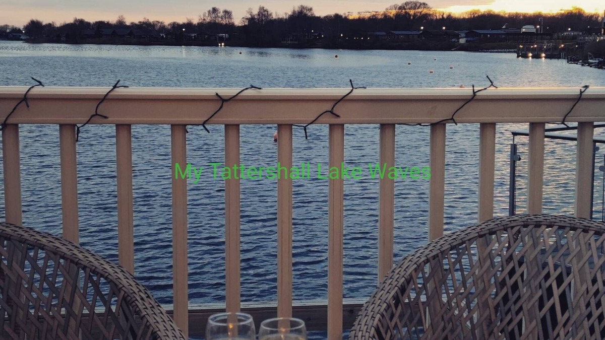 Tattershall House | LAKESIDE 3-bedroom holiday home with HOT TUB