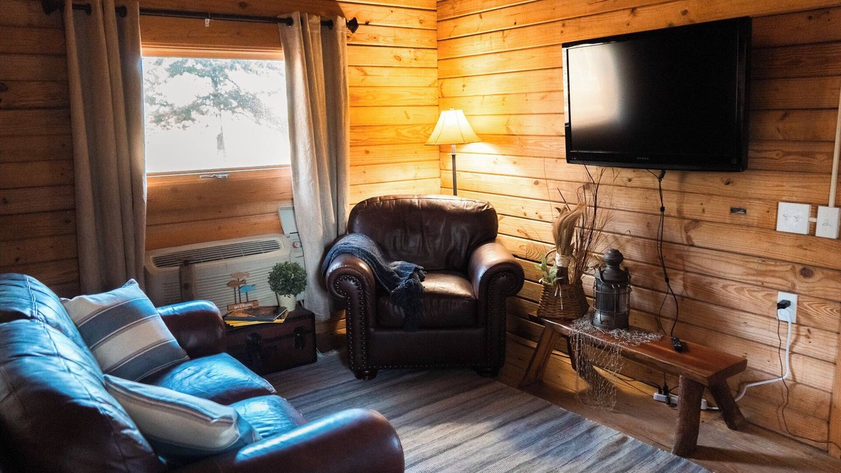 Hattieville Cabin | lakeside 3: Charming 2-bedroom cabin with AC and WiFi in peaceful Solgohachia