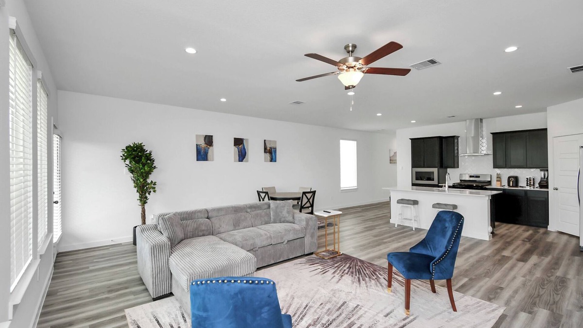 Southeast Houston House | Lakeside 4 Bedroom W/King Bed Near Downtown