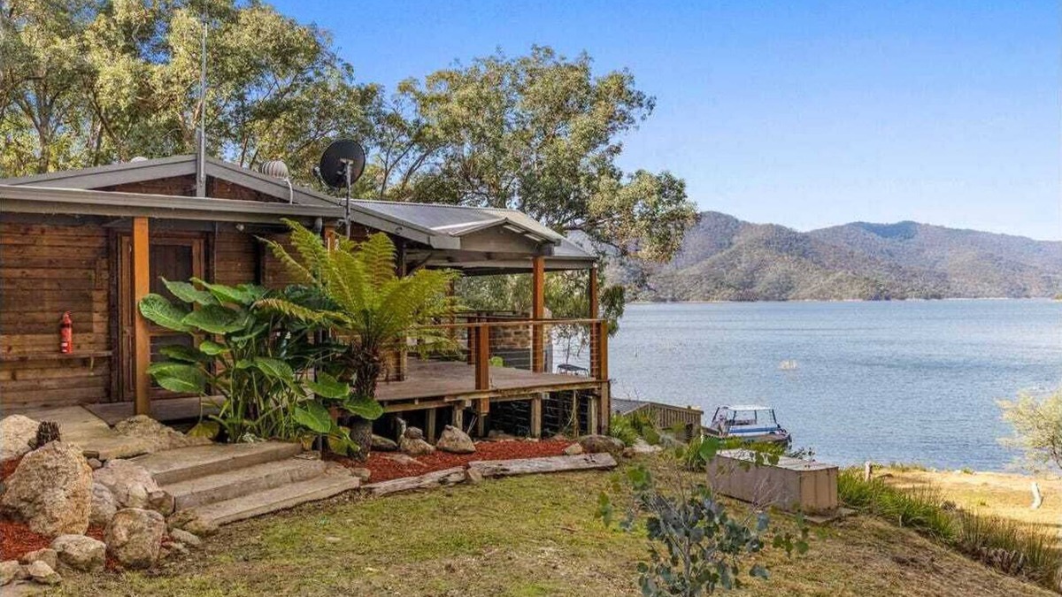 Taylor Bay House | Lakeside Abode at Taylor Bay | Lake Eildon