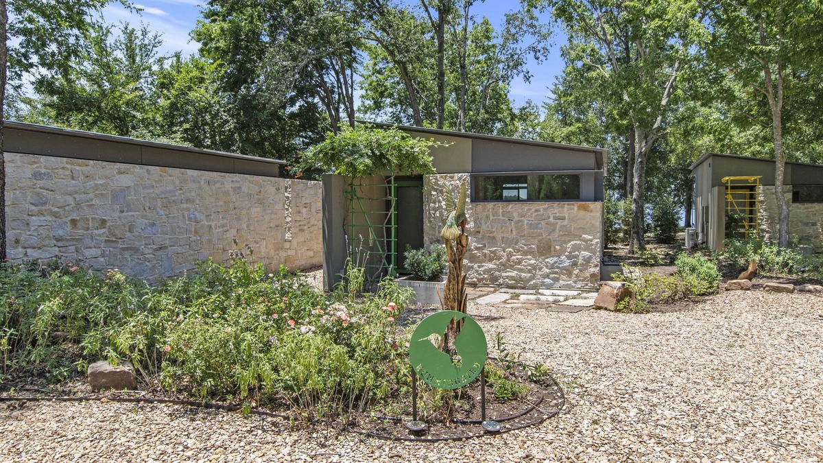 Malakoff Cottage | Lakeside Bliss: Modern Cottage w/Pickleball, Pool, Fishing, Relaxing & more!
