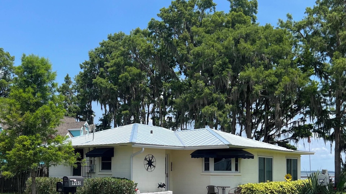 Plymouth House | LAKESIDE BREEZE on Lake Eustis Harris Chain of Lakes Central Florida