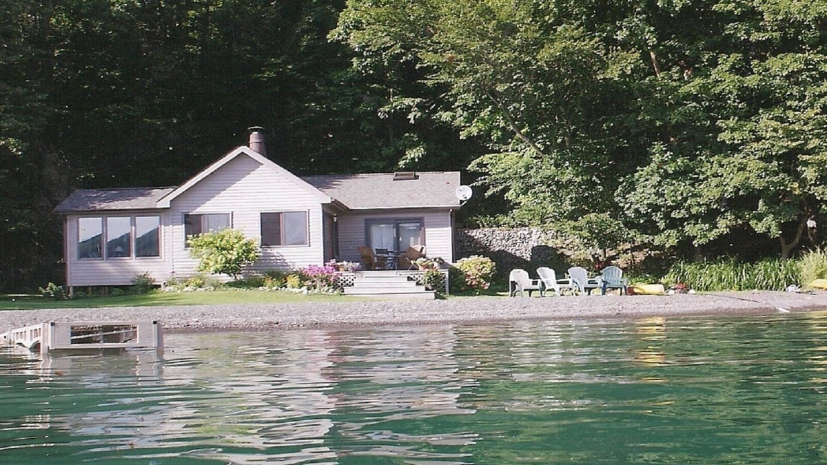 Skaneateles Cottage | Lakeside Bungalow 30 feet from the water n