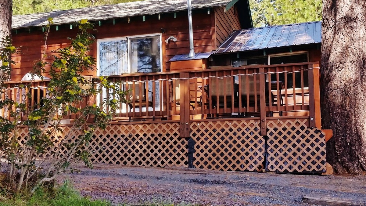 Peninsula Village Cabin | Lakeside Cabin, Cozy Family Pet-Friendly, Beautiful Views, Free Dock & Boat Slip