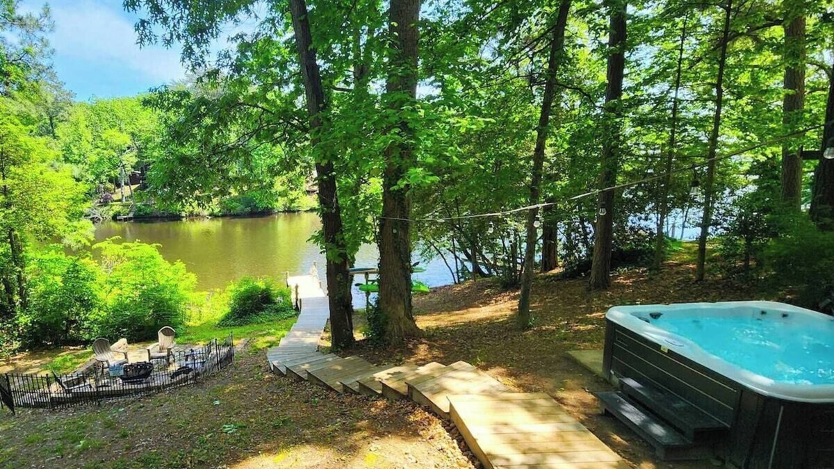 Chesapeake Ranch Estates-Drum Point Cabin | Lakeside Cabin - Hot Tub, Firepit, Kayak, Arcade