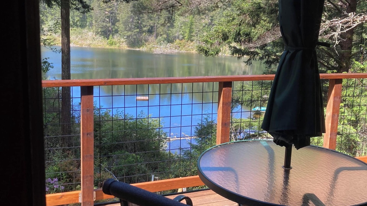 Florence Cabin | Lakeside cabin on the Central Oregon Coast