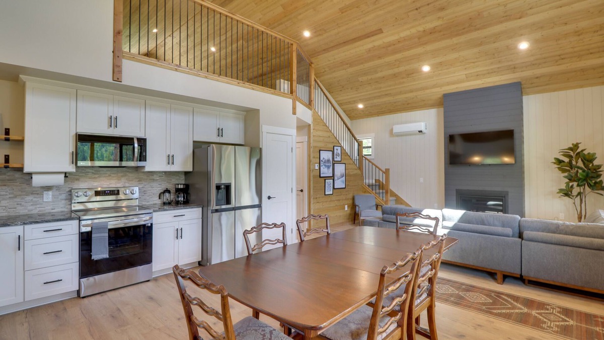 Lakeside Cabin | Lakeside Cabin Retreat w/Private Hot Tub!