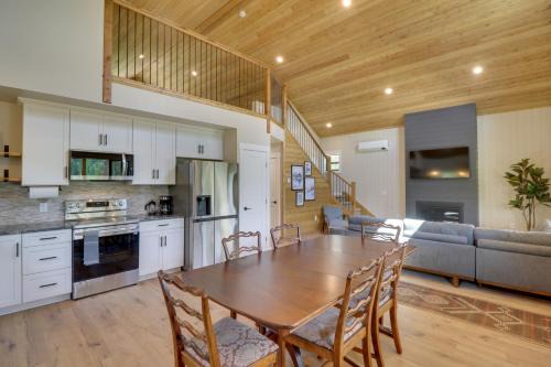 Lakeside House | Lakeside Cabin Retreat with Private Hot Tub!