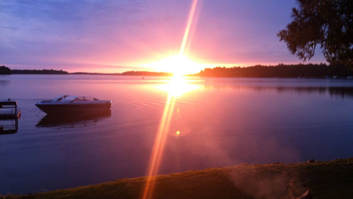 Hillman Cabin | Lakeside Cabin - Sandy Beach & Amazing Lake View!