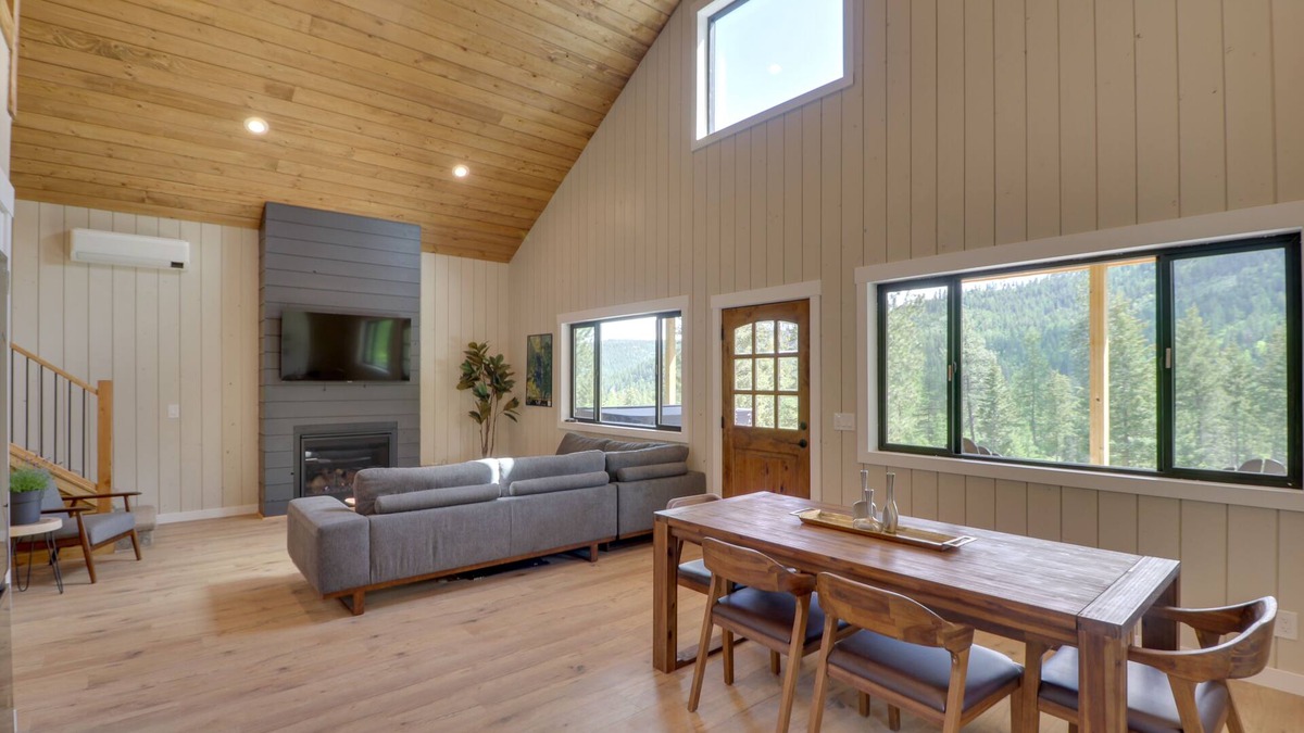 Lakeside Cabin | Lakeside Cabin w/Hot Tub: 3 Mi to Flathead Lake!