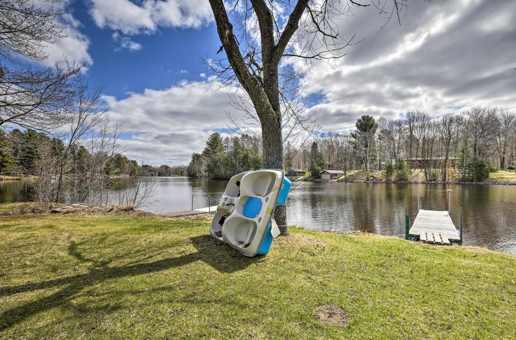 Holcombe House | Lakeside Cabin with Fire Pit Near Pine Point Park!