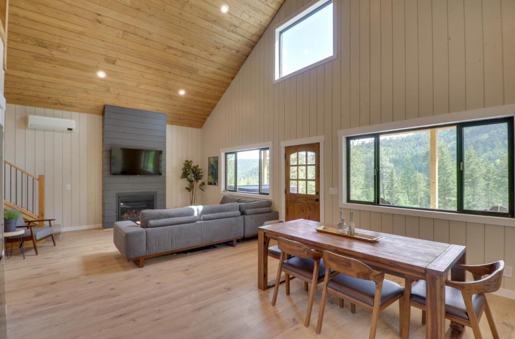 Lakeside House | Lakeside Cabin with Hot Tub 3 Mi to Flathead Lake!