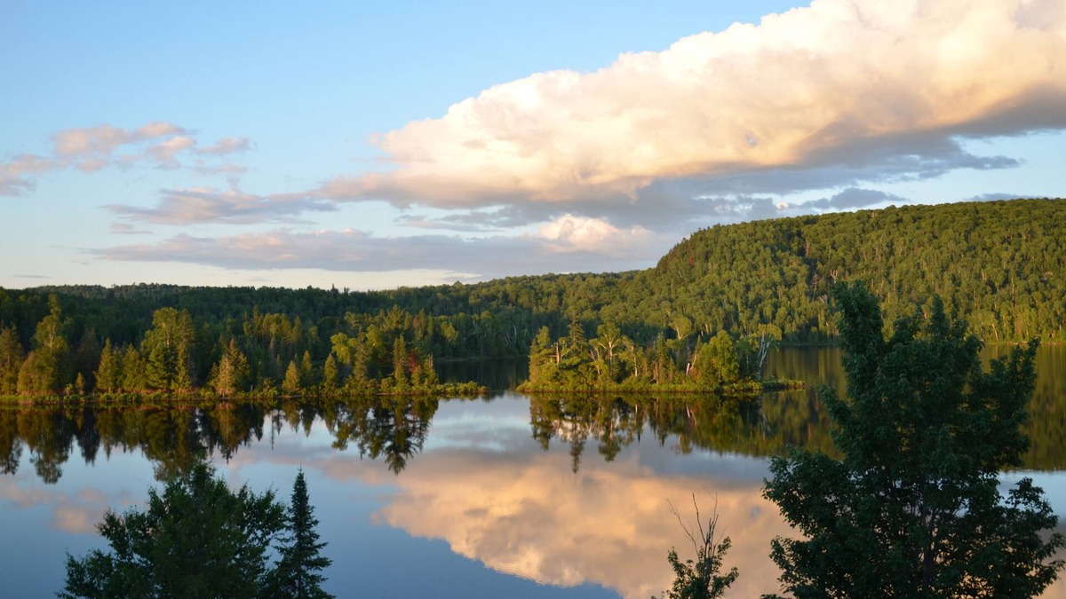 La Minerve Cottage | Lakeside Canadian Log Cabin