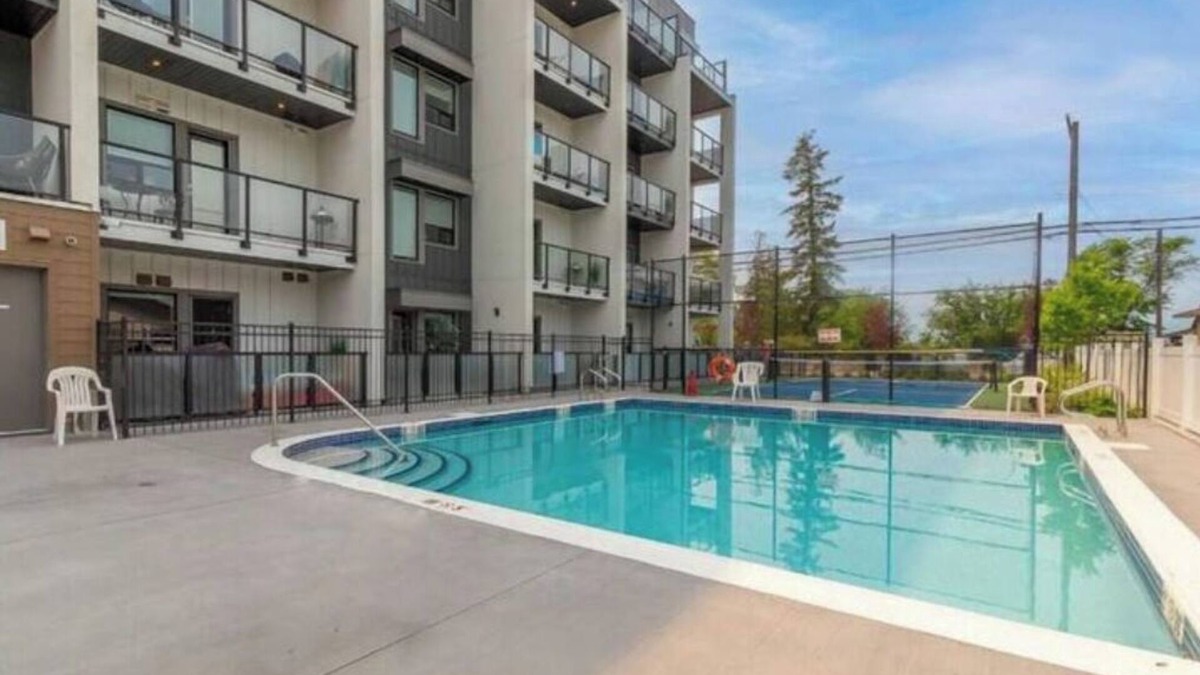 Vernon Apartment | Lakeside Condo - King Bed + Poolnn