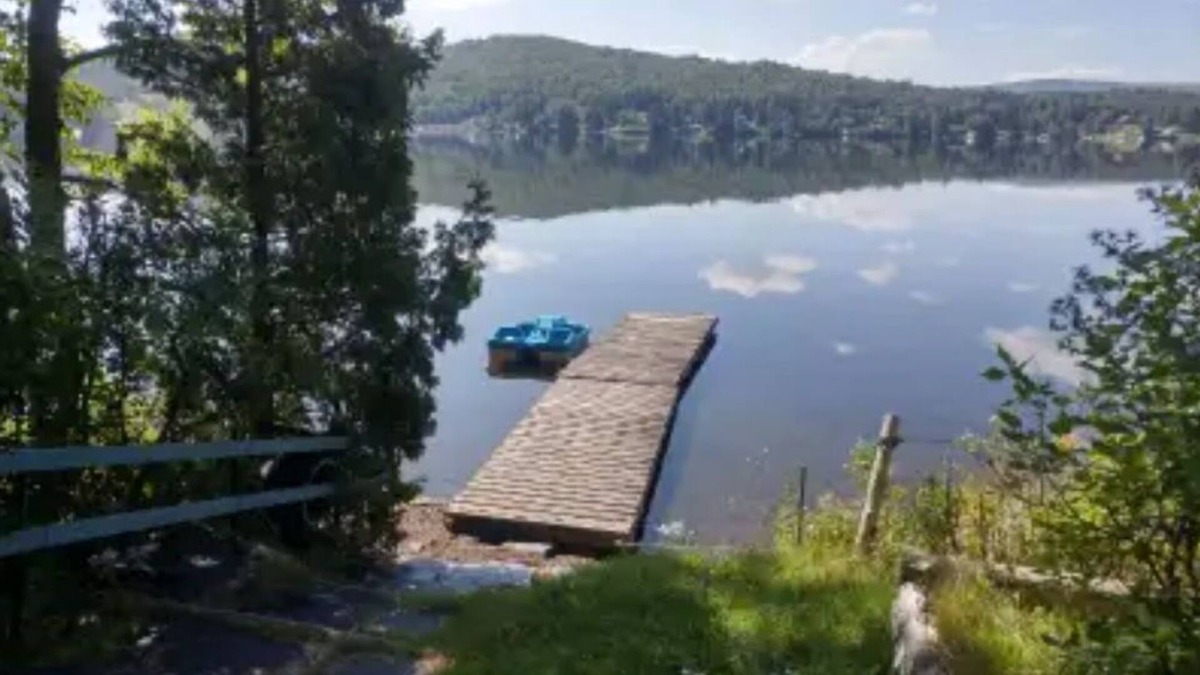 Saint-Hermenegilde Cottage | Lakeside cottage in Eastern Townships