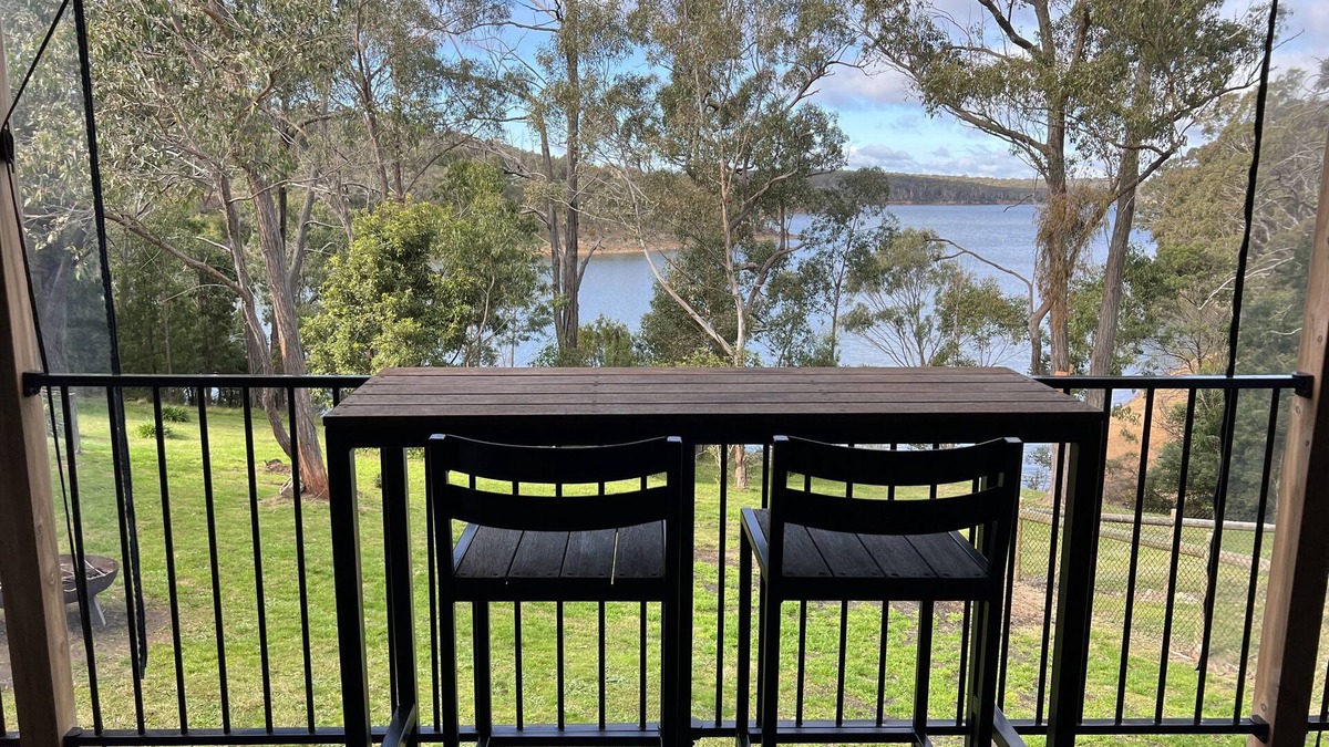 Coongulla House | LAKESIDE COTTAGE