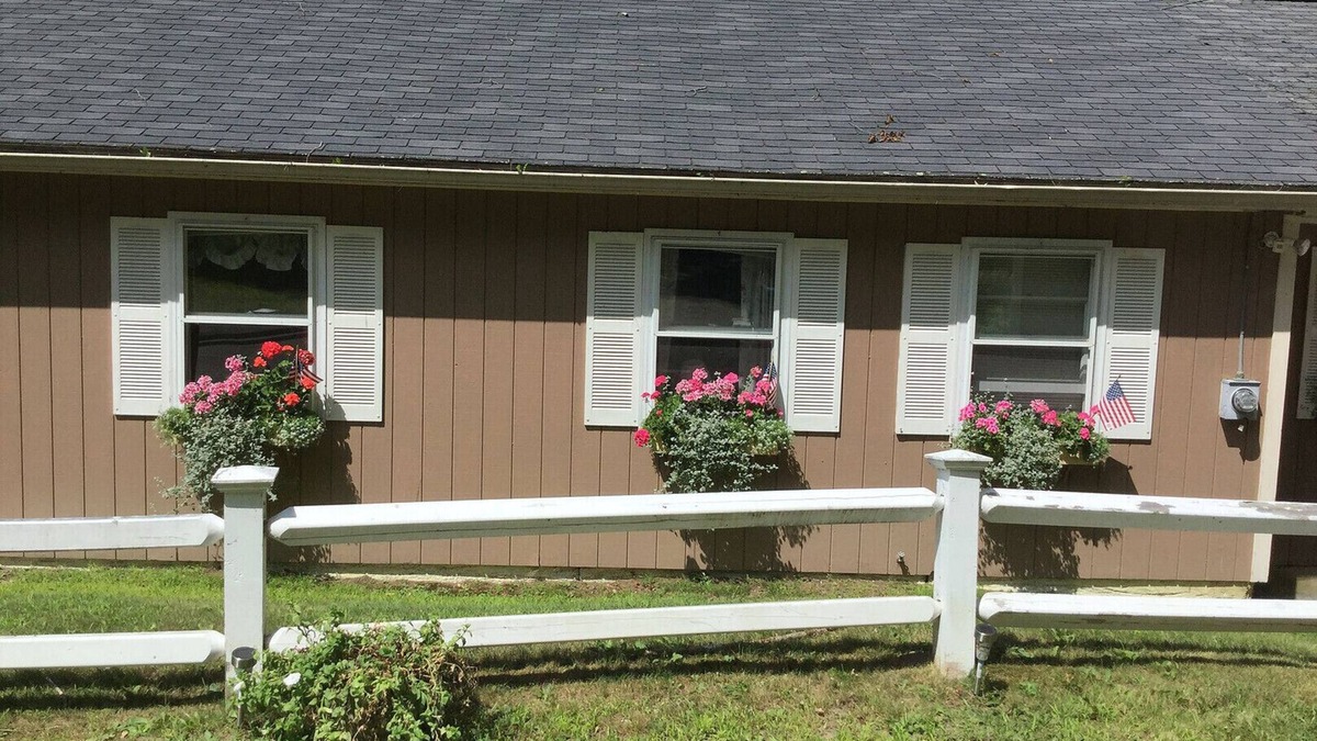 Enfield House | Lakeside Cottage Retreat