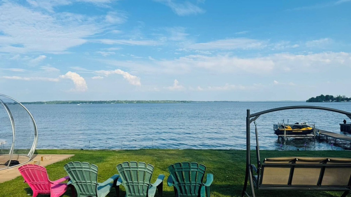 Innisfil House | Lakeside Cottage-Tranquil Retreat by the Water