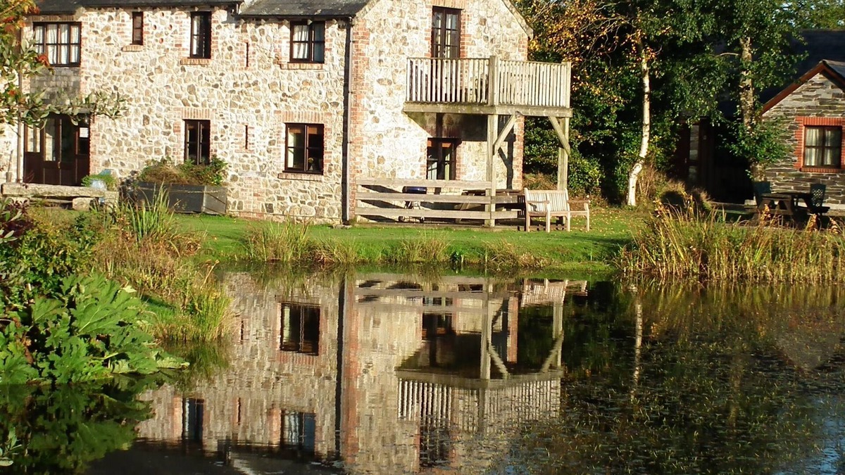 Callington Cottage | Lakeside cottage - tranquil water views, free fishing & hot tub