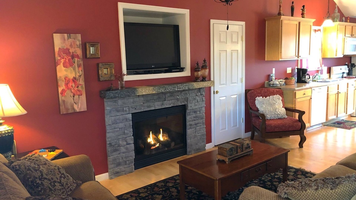 Taylorsville Cottage | Lakeside Cottage - upgraded hot tub! - near KY Bourbon Trail