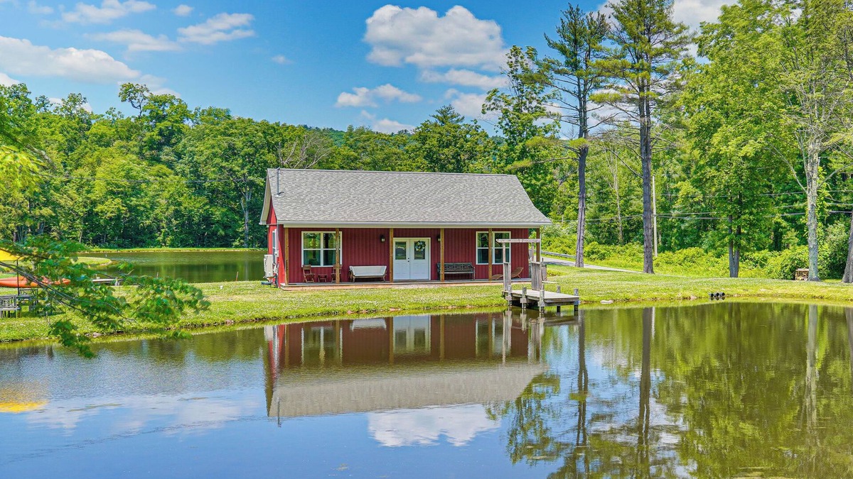 Brodheadsville Cottage | Lakeside Cottage w/Porch in Pocono Mountains