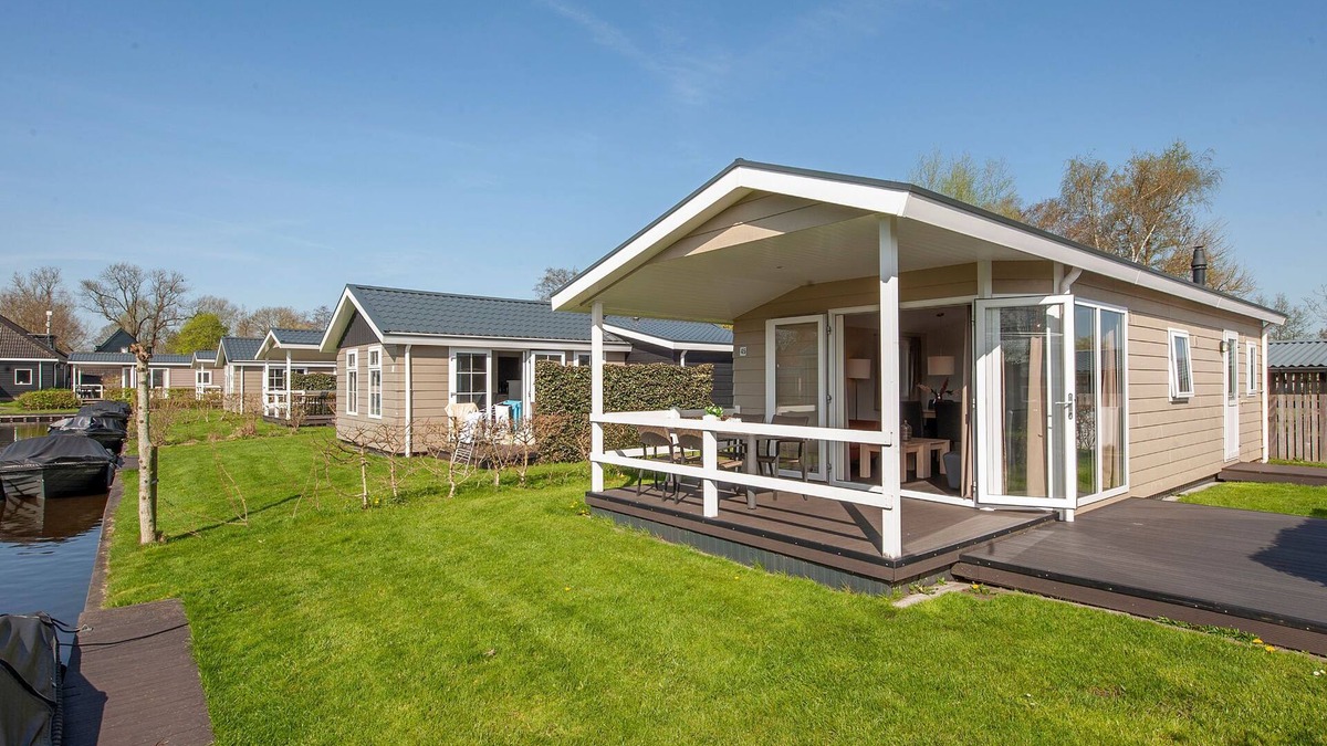 Zuideinde Cottage | Lakeside Cottage with Boat