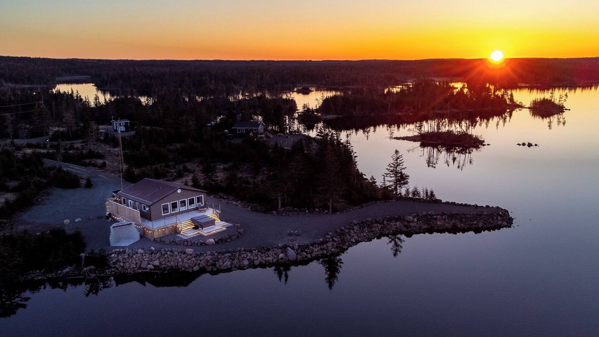 Saint Esprit Cottage | Lakeside Country Home with Handmade Wood Furniture, Hot Tub, Kayaks, 85”TV