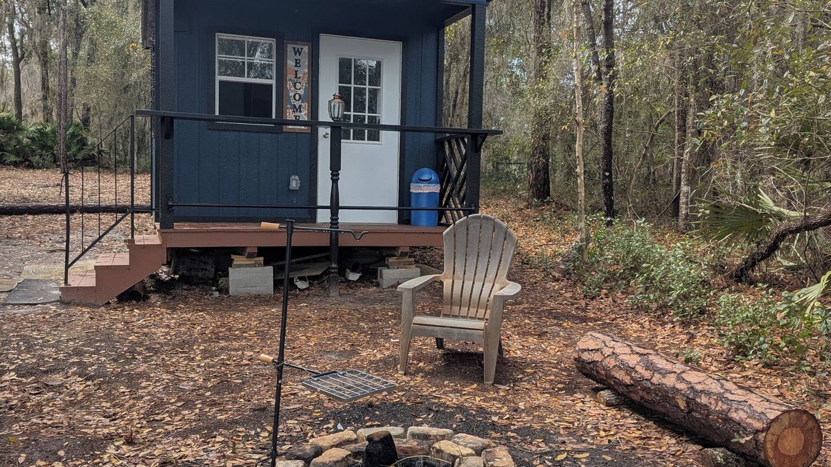 Edgar Cabin | Lakeside Cozy Glamping Pet-Friendly, Free Parking