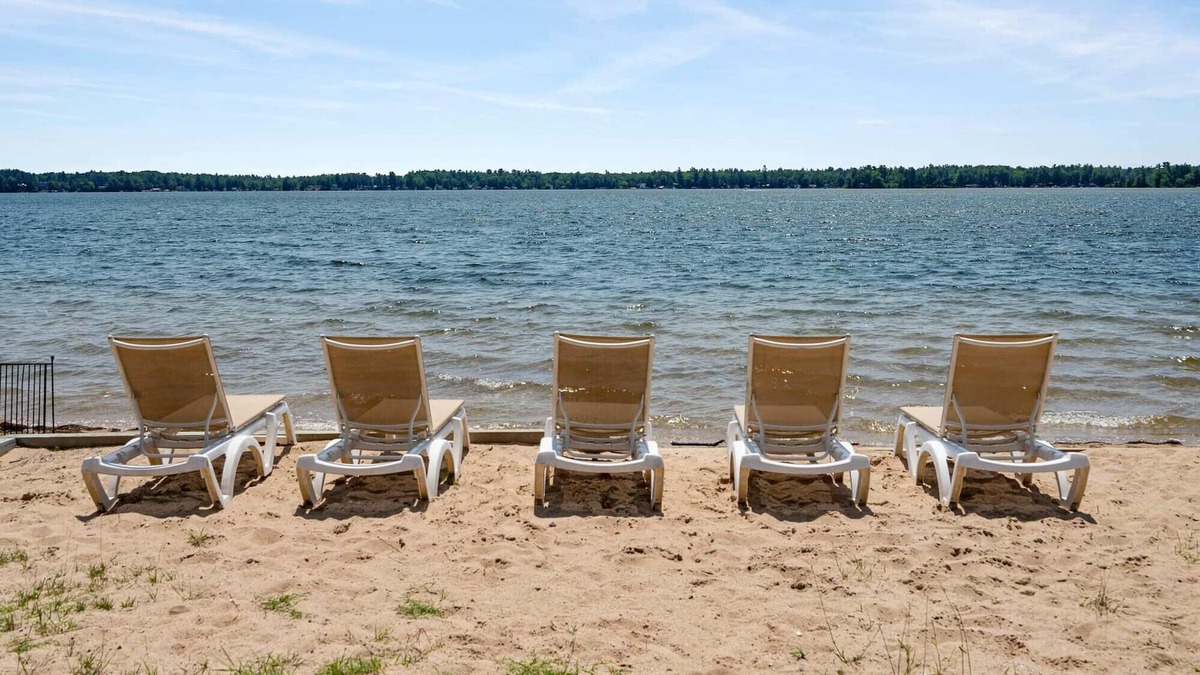 Mayfield Apartment | Lakeside Double Queen Suite | Upper-Level Retreat