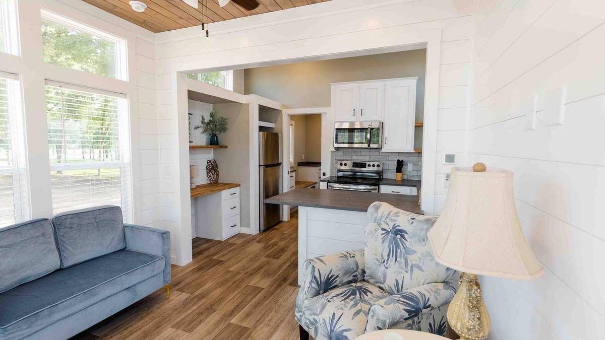 Lincoln House | Lakeside Elegance: Cozy Tiny Home Retreat for Two #3