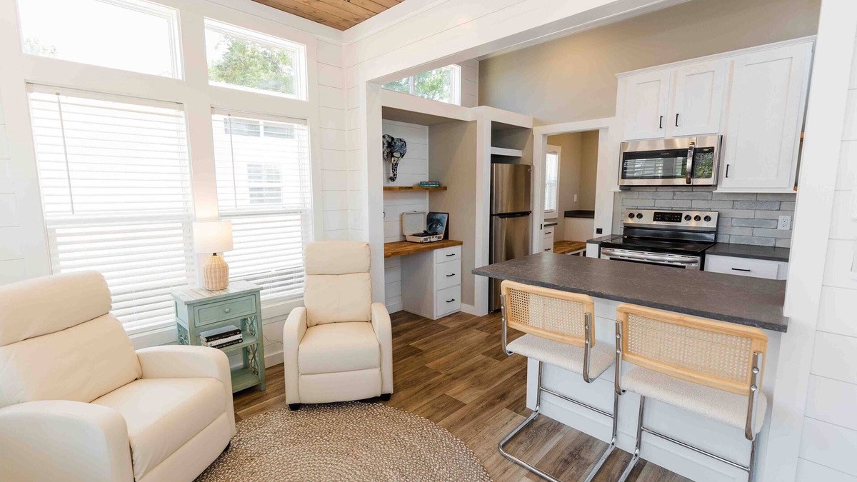 Lincoln House | Lakeside Elegance: Cozy Tiny Home Retreat for Two #1