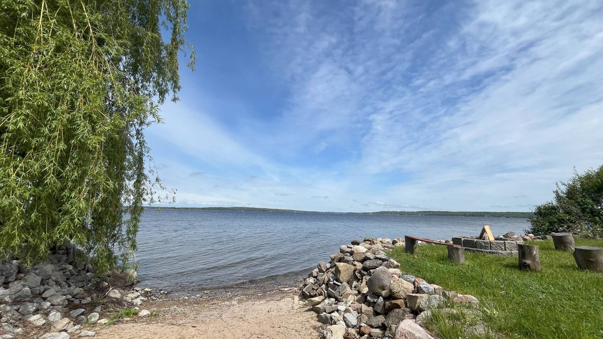 Victoria Harbour Cottage | Lakeside Escape: Cozy Family Cottage Retreat