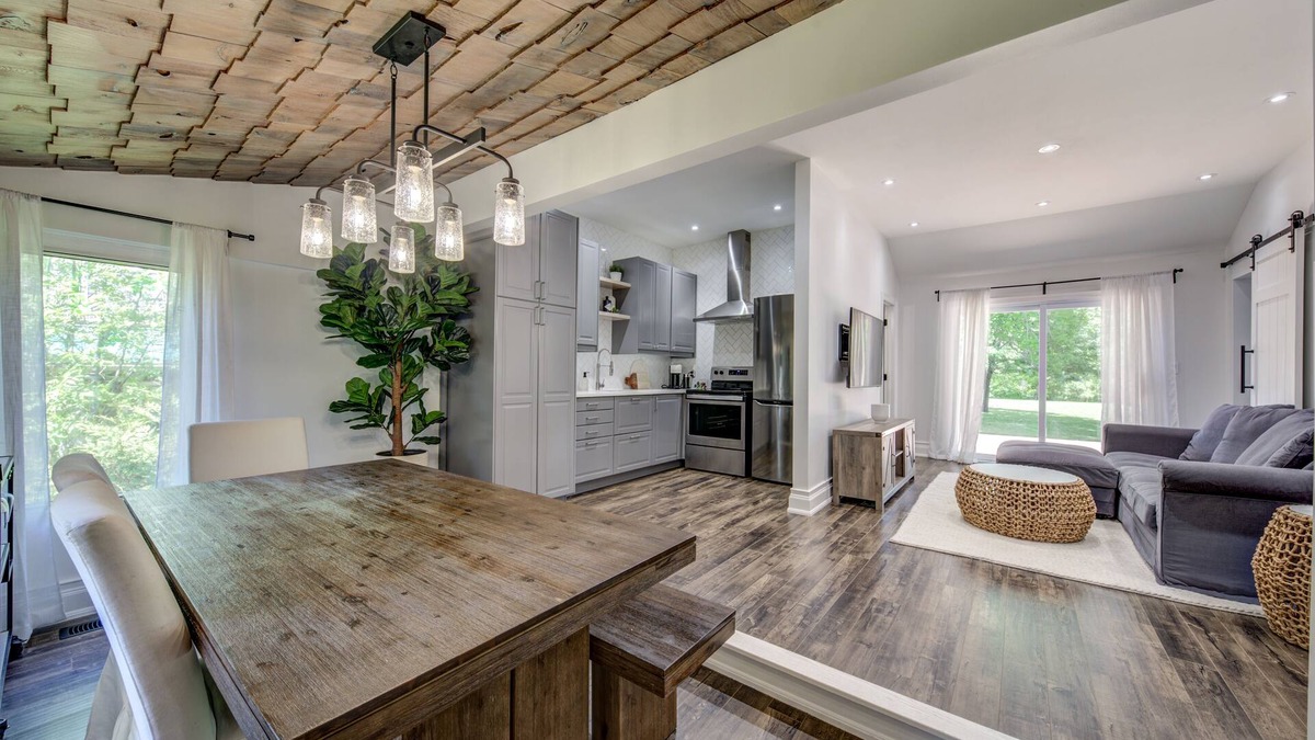 Brechin House | Lakeside Escape 3-Bedroom Bungalow with a Hot Tub