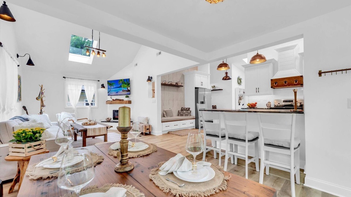 Como House | Lakeside Gem - Luxe 3BR Geneva Retreat w/partial Lake Views