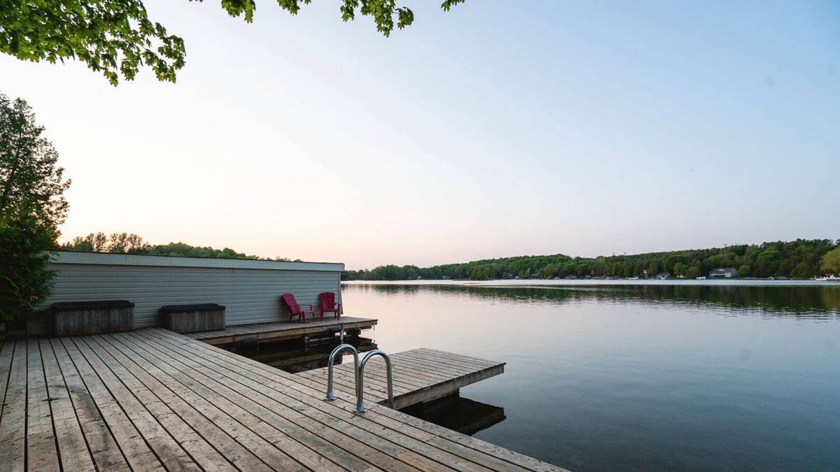 Brockton Cottage | Lakeside Haven With Firepit & Bbq: Waterfront Cottage for Unforgettable Retreat