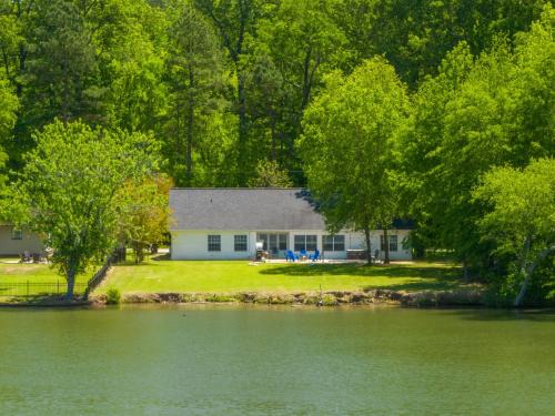 Jones Mills House | Lakeside Haven with Hot Tub
