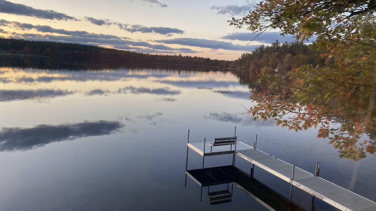 Poland House | Lakeside house with a separate bunkhouse
