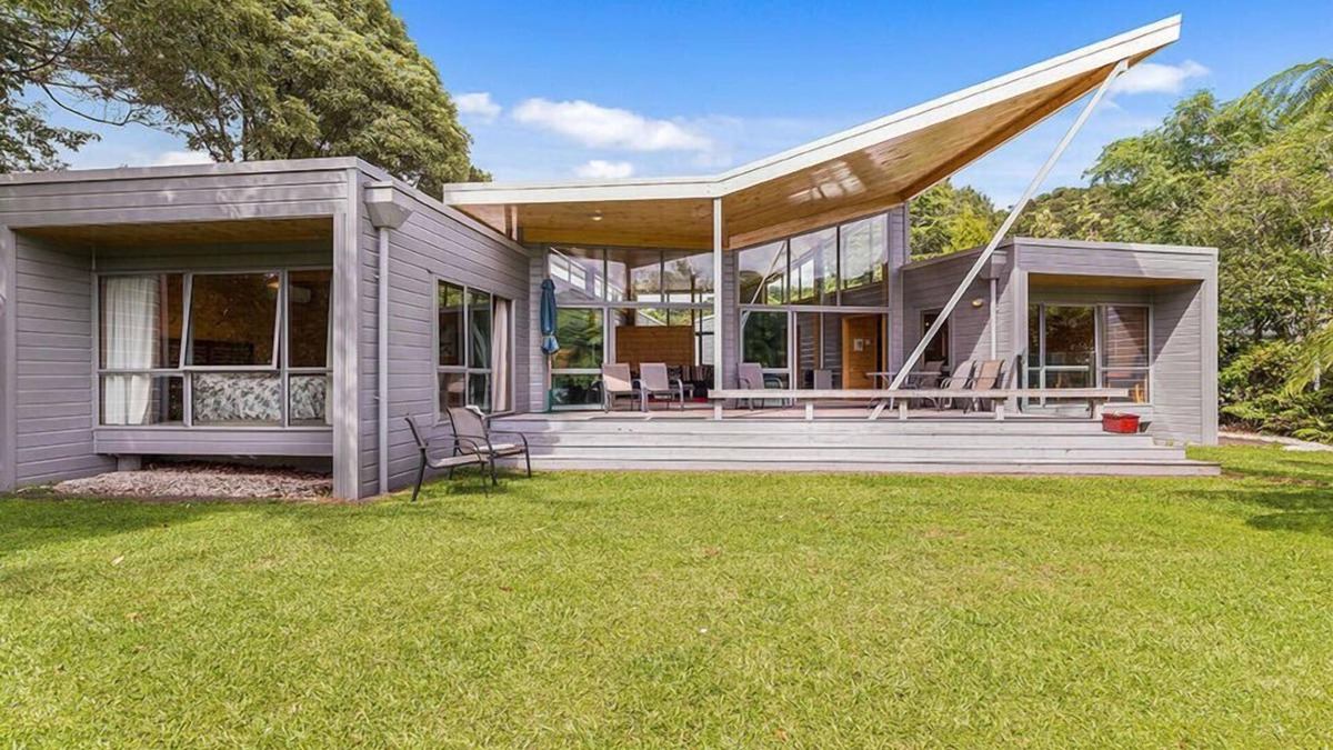 Lake Tarawera Cottage | Lakeside Landing - Lake Tarawera Holiday Home