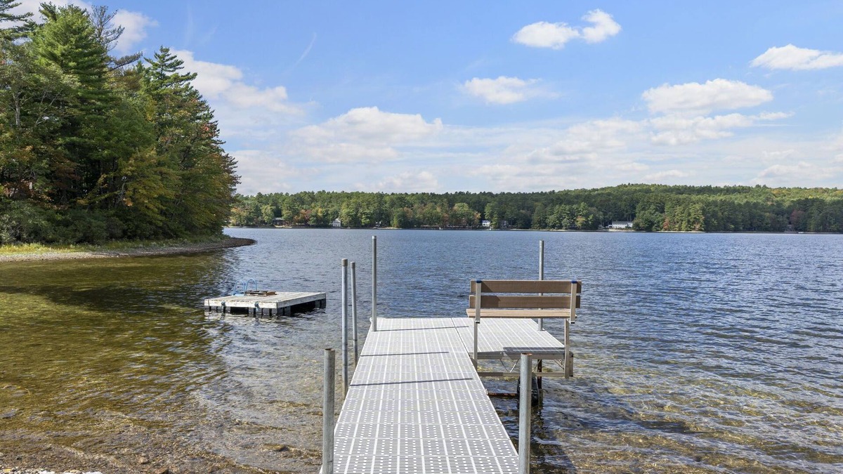 Gray House | Lakeside Living wsandy beach, gas fireplace -easy 25 minute commute to Portland