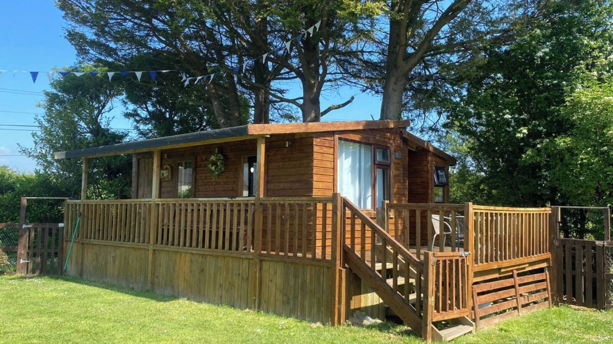 Castlemartyr Cabin | Lakeside Lodge - Castlemartyr - Sleeps 4