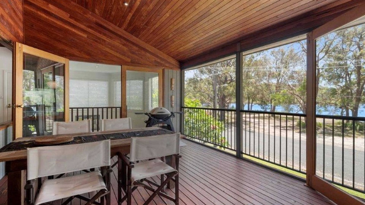 Laurieton House | Lakeside Lodge - Fabulous Waterfront Holiday