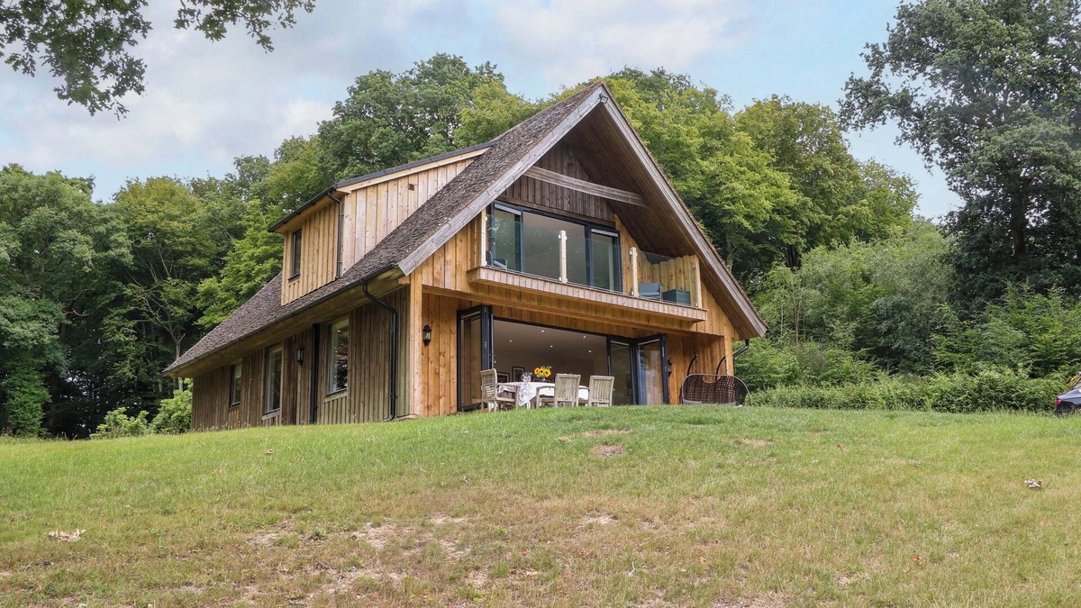 Stonegate Cottage | LAKESIDE LODGE, family friendly, with a garden in Burwash