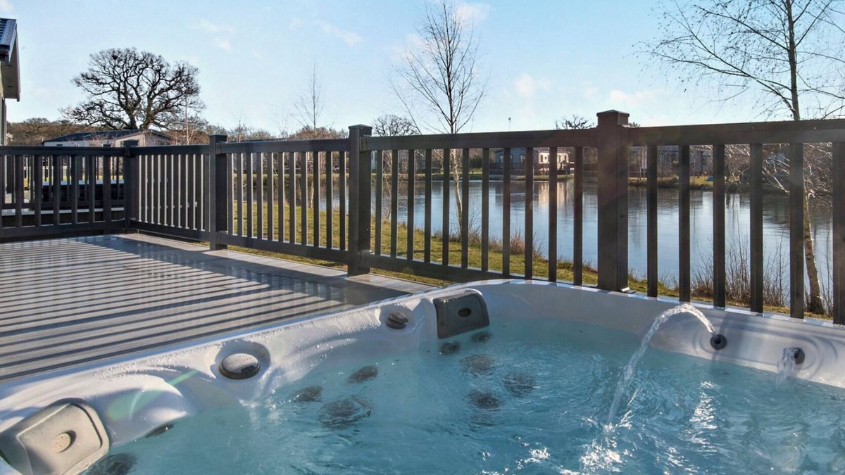 Woodhall Spa Cabin | Lakeside Lodge with hot tub