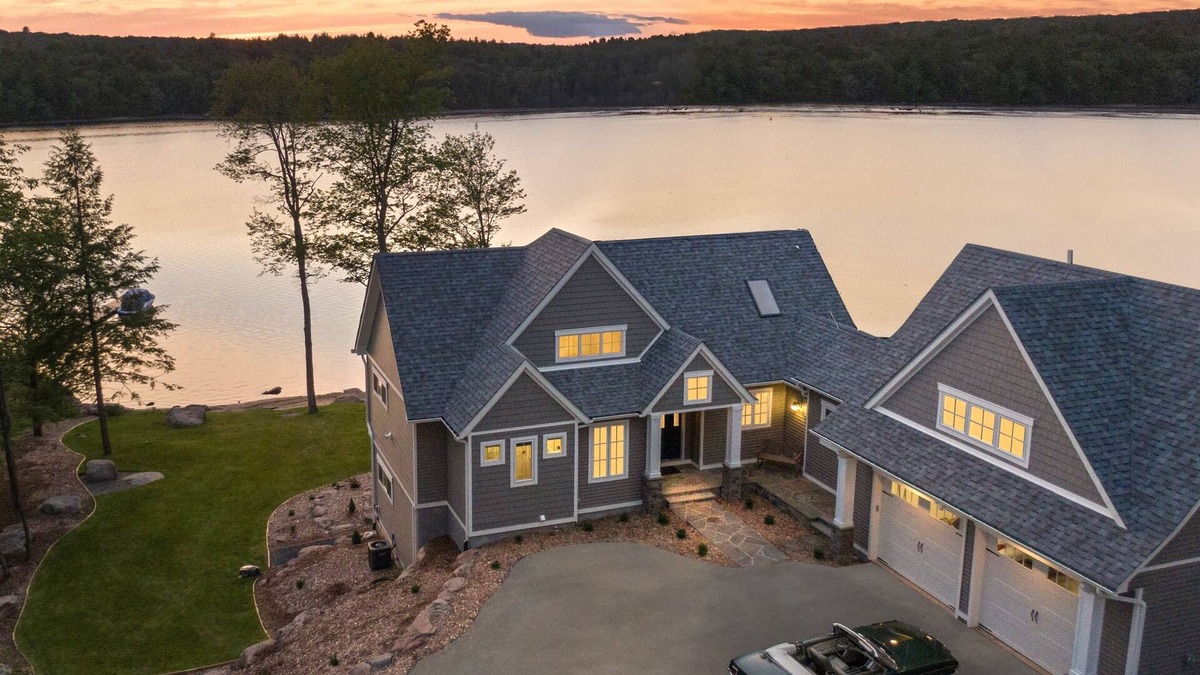 Monticello House | Lakeside Lodge with Studio Apartment