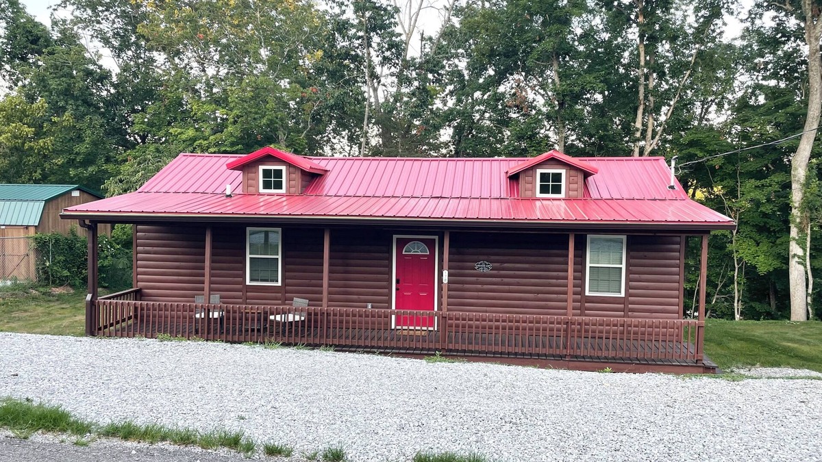 Somerset Cabin | Lakeside Loft-Brand new cabin, water view, close to ramp and large boat parking!