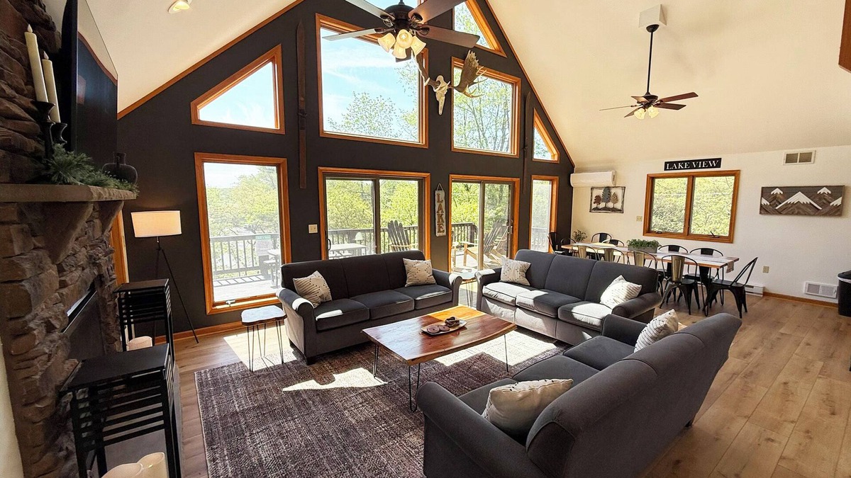 Albrightsville Ski Chalet | Lakeside Lookout Lodge - MASSIVE 6 BR Chalet w/Hot Tub Lake Beach Pool