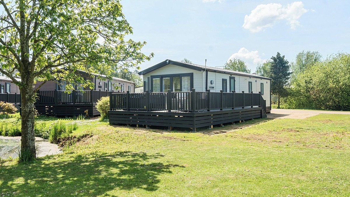 Great Houghton Cottage | LAKESIDE LULLABY - BILLING AQUADROME in Billing Aquadrome Holiday Park