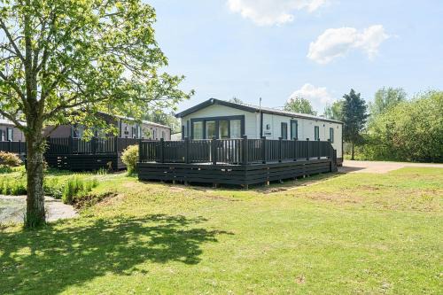 Great Houghton House | Lakeside Lullaby - Billing Aquadrome